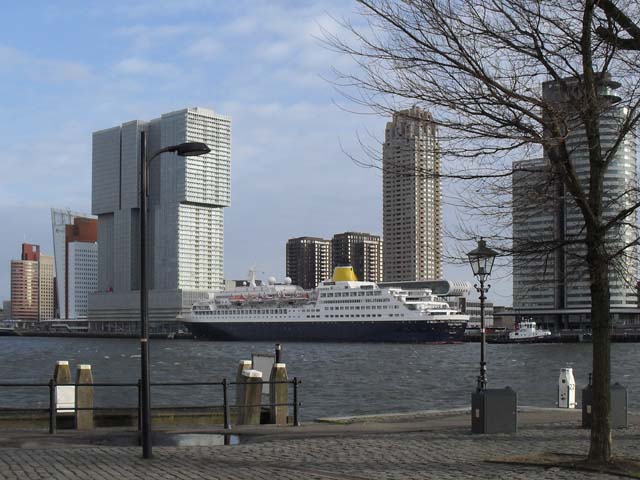 Cruiseschip ms Saga Sapphire aan de Cruise Terminal Rotterdam